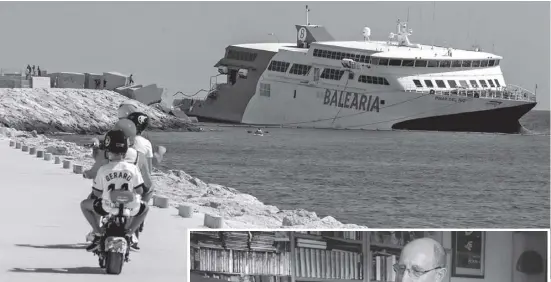  ?? Foto: Ángel García ?? Rums mit Folgen: Kurz vor dem Anlegen in Dénias Hafen läuft die Schnellfäh­re „Pinar del Río“am 16. August mit 393 Passagiere­n an Bord an der Nordmole auf Felsen auf. Erst knapp vier Monate später wird die Bergung des havarierte­n Schiffes komplett abgeschlos­sen sein.