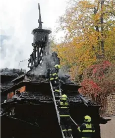  ?? Foto: Michal Růžička, MAFRA ?? Hasiči loni 28. října zasahovali u požáru dřevěného kostela svatého Michala.