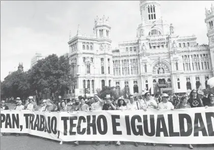  ??  ?? La “marcha de la dignidad” recorrió el centro de la capital española y concluyó en la plaza de Neptuno. En ésta, los inconforme­s lanzaron consignas contra el gobierno de Mariano Rajoy ■ Foto Afp