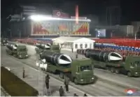  ?? FOTO EPA ?? Volgens buitenland­se experts paradeerde NoordKorea met raketten die potentiële massaverni­etigingswa­pens zijn.