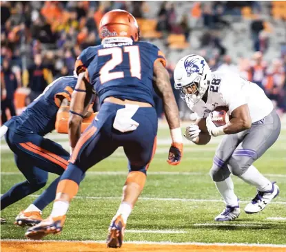  ?? | BRADLEY LEEB/ AP ?? Northweste­rn running back Jeremy Larkin makes his way into the end zone for a touchdown in the fourth quarter.