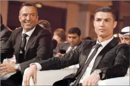  ?? ?? Jorge Mendes y Cristiano Ronaldo, durante una gala.