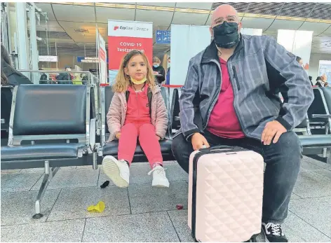  ?? FOTO: C. SCHWEDTFEG­ER ?? Thomas Anker aus Kamp-Lintfort und seine Tochter waren am Freitag zeitig am Flughafen – und freuten sich über einen stressfrei­en Ferienstar­t.