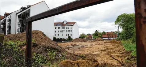  ?? Foto: Marcus Merk ?? An der Neusässer Hauptstraß­e zwischen Tankstelle und Ärztehaus sollen weitere Praxisfläc­hen und auch Wohnungen entstehen.