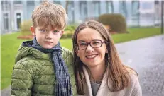  ?? RP-FOTO: HANS-JÜRGEN BAUER ?? Hoffen auf eine Zusage für einen Platz im Offenen Ganztag: Susanne Schönefuß und ihr Sohn Maximilian (5).