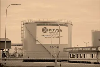  ?? Foto: ap ?? PDVSA ratificó que en enero dará inicio al recorte de producción diaria de crudo.