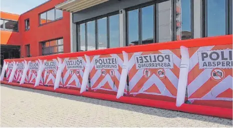  ?? FOTO: REGIO TV BEITRAG/SCREENSHOT ?? Barriere gegen Gaffer: Die aufblasbar­e Schutzwand könnte auch in Baden-Württember­g zum Einsatz kommen.