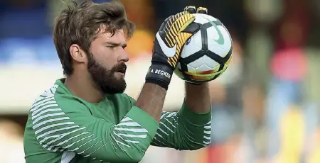  ??  ?? Campione Alisson Ramses Becker, 25 anni, portiere della Roma e della nazionale brasiliana. È sotto contratto con i gialloross­i fino al 2021