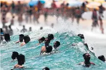  ?? FABIO MOTTA/ESTADÃO ?? Calor. Sol aparece e cariocas e turistas aproveitam o mar