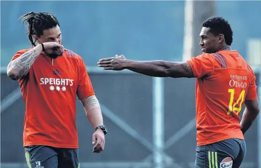  ?? PHOTO: PETER MCINTOSH ?? It is over there, mate . . . Highlander­s winger Waisake Naholo is perhaps giving Elliot Dixon directions to the tryline during a training session at Forsyth Barr Stadium yesterday.