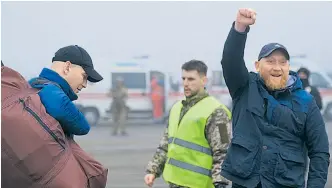  ??  ?? Ein prorussisc­her Separatist jubelt über seine ersten Minuten in Freiheit.
Er war Teil einer Gruppe dutzender Gefangener, die am Sonntag in der Ostukraine freikamen.