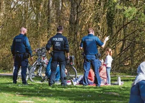  ?? Archivfoto: Klaus Rainer Krieger ?? Ordnungsdi­enst und Polizei kontrollie­rten die Einhaltung der Corona-Regeln. Es wurden auch Bußgelder verhängt.