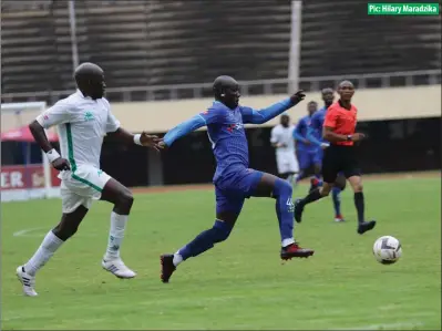  ?? ?? Pic: Hilary Maradzika
Dynamos striker Tinashe Makanda (right) and Caps United defender Devon Chafa tussle for the possession in a Premier Soccer League match at the National Sports Stadium in Harare, yesterday