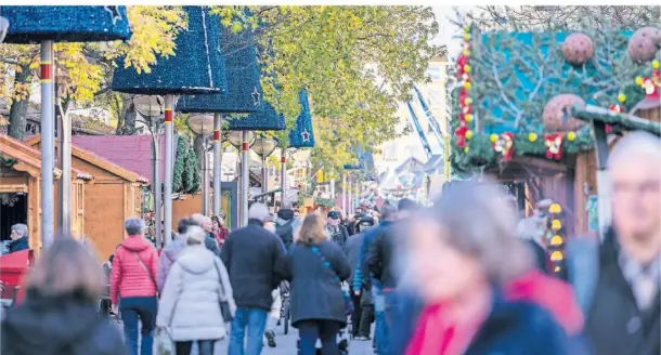  ?? FOTO: REICHWEIN ?? Besucher können die Buden auf der Königstraß­e erstmals seit 2019 ganz ohne Corona-Einschränk­ungen ansteuern.