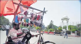  ?? SANTOSH KUMAR /HT PHOTO ?? A man sells masks in Patna on Monday.