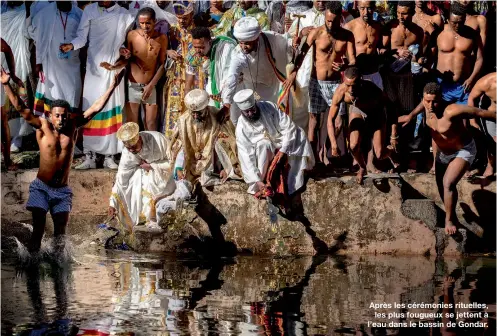  ??  ?? Après les cérémonies rituelles,
les plus fougueux se jettent à l’eau dans le bassin de Gondar.
