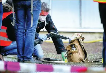  ?? AP ?? La Policía busca pistas en una mochila en el campus de Heidelberg tras el ataque, ayer