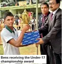 ??  ?? Bens receiving the Under-17 championsh­ip award