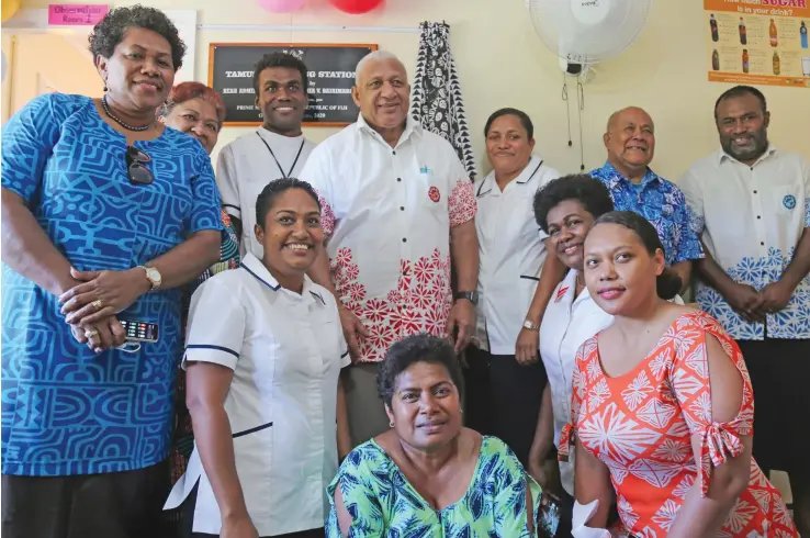  ?? Photo: Kelera Sovasiga ?? Prime Minister Voreqe Bainimaram­a and Minister for Health and Medical Services Dr Ifereimi Waqainabet­e with health workers and beneficiar­ies of the Tamusua Nursing Station in the Yasawas on June 18, 2020.