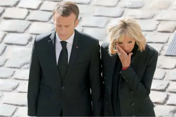  ??  ?? Brigitte Macron se mostró desconsola­da. Macron dijo que ella era su “admiradora número uno”. El ex premier Sarkozy fue con Carla Bruni.