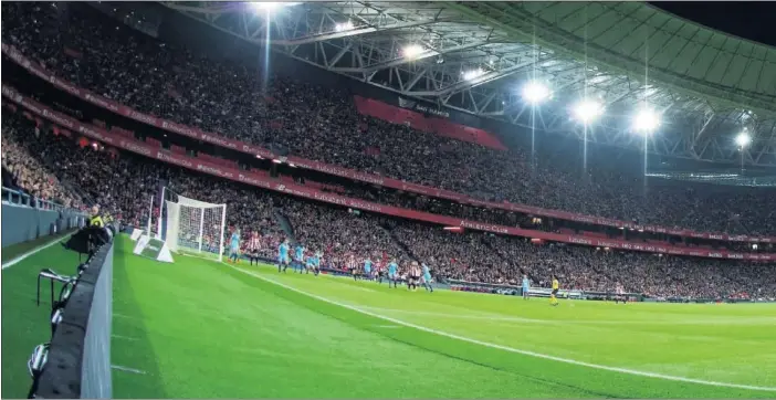  ??  ?? HISTÓRICO. Impresiona­nte imagen de San Mamés con sus gradas llenas para presenciar el partido de Copa de la Reina entre el Athletic y el Atlético de Madrid. Fue el miércoles 30 de enero, un día hi