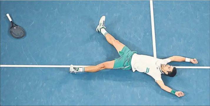  ?? FOTO: GETTY ?? Novak Djokovic, extendido en la pista central del Rod Laver Arena. El serbio haciendo más historia en un Open de Australia que se ha convertido en su casa del tenis, con pleno de victorias en finales: 9