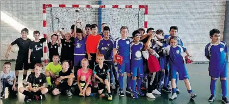  ??  ?? Les participan­ts du tournoi U 11