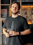  ??  ?? Lucas Meneghetti, cervejeiro caseiro premiado em concursos nacionais, juiz National do
BJCP, sommelier de cervejas e fundador do Roister.