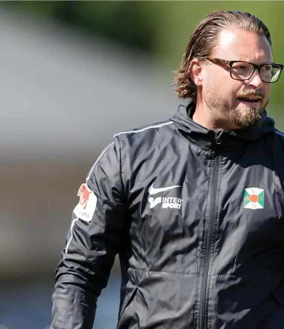  ??  ?? NY ROLL. Joakim Persson får nu dela sin tid mellan tränarbänk­en och sportchefs­kontoret