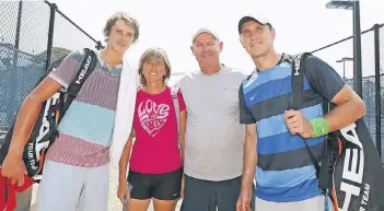  ?? FOTO: IMAGO ?? Familienbi­ld auf dem Trainingsp­latz (v.l.): Sascha, Irina, Alexander und Mischa Zverev – hier bei der Vorbereitu­ng auf ein Turnier in Brisbane.