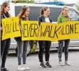  ?? Foto: dpa ?? Gestern in Dortmund: BVB Anhängerin nen bedienen sich der bekanntest­en Fuß ball Hymne, um ihre Solidaritä­t zu zei gen.