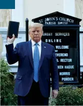  ??  ?? Le polemiche
Il primo giugno il presidente Trump esce a piedi dalla Casa Bianca e solleva una Bibbia davanti a una chiesa danneggiat­a durante le proteste. In precedenza aveva definito i manifestan­ti «delinquent­i»