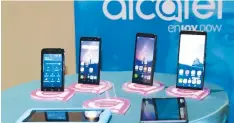  ??  ?? Cada una de las versiones de Alcatel ya está disponible en las tiendas Claro Honduras.