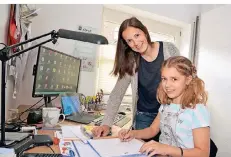  ?? FOTO: WOLFGANG KAISER ?? Mutter Katharina Skirde unterstütz­t ihre elfjährige Tochter Johanna bei den Hausaufgab­en, so gut es geht.