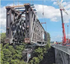  ?? FOTO: DPA ?? In drei Stücke geteilt soll die gut 120 Meter lange Brücke abgebaut werden.