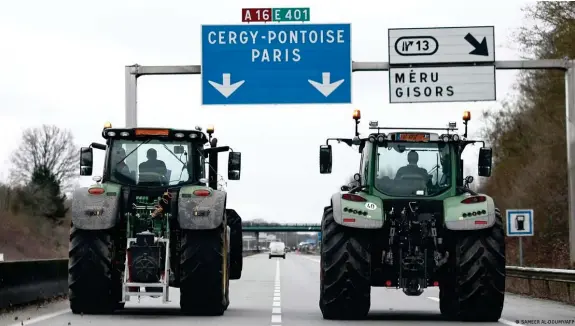  ?? Bild: SAMEER ALDOUMY/AFP ?? Fast schon ein gewohntes Bild: Landwirte blockieren mit ihren Traktoren ein Autobahn nach Paris (hier Ende Januar)