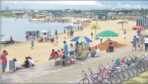  ??  ?? En familia, la gente visitó la Costanera en el feriado. Resaltó también la presencia de varios extranjero­s paseando.