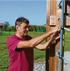  ?? Foto: Ronald Hummel ?? Spielplatz, Gemeindekä­sten, Wald, Feldweg-Hecken, öffentlich­er Rasen, Kindergart­en-Hausmeiste­rarbeiten – kaum jemand hat so viele Aufgabenge­biete wie ein Gemeindear­beiter, wie unser Beispiel Karl Beck beweist.