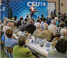  ?? Foto: Roland Schraut ?? Bei der Feier des 70. Geburtstag­s der Erkheimer CSU sprach Ministerpr­äsident Mar kus Söder vor rund 500 Besuchern in der Schulverba­ndshalle.