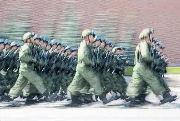  ?? ALEXANDER ZEMLIANICH­ENKO / AP ?? Paracaidis­tas rusos marchando en formación el pasado mes de agosto en la plaza Roja de Moscú durante una celebració­n militar