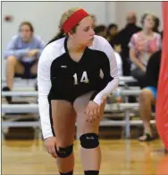  ?? LARRY GREESON / For the Calhoun Times ?? Sonoravill­e's Samantha Fitzwater waits at the net prior to the start of a play on Thursday.