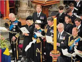  ?? Foto: dpa ?? Angeführt von Charles III. (l.) steht die königliche Familie anlässlich der Trauerfeie­r neben dem Sarg von Elizabeth II.