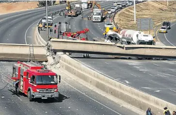  ?? /The Times ?? Chaos: A pedestrian bridge on the N3 highway’s Geldenhuys interchang­e near Bedfordvie­w collapsed on Wednesday, injuring five people, including a seven-year-old child. The cause is being investigat­ed.