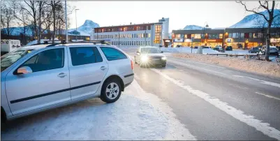  ?? FOTO: CHRISTER A. HENRIKSEN ?? PARKERING, GANGFELT ELLER FYLKESVEI? Det er ikke alltid like enkelt å vaere myk trafikant i Storslett sentrum. Spesielt ikke om du er 6 år gammel og har en oransje sekk på ryggen.