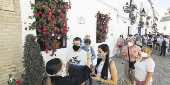  ?? F. GONZÁLEZ / A.J. GONZÁLEZ /M. MURILLO ?? Toma de temperatur­a a turistas antes de entrar a un patio. Al fondo, numeroso público.