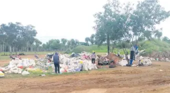  ??  ?? El vertedero municipal clausurado por el Mades, que aplicó una multa a la municipali­dad.