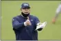  ?? MARK HUMPHREY - THE ASSOCIATED PRESS ?? FILE - Tennessee Titans offensive coordinato­r Arthur Smith instructs his players during NFL football training camp in Nashville, Tenn., in this Friday, Aug. 21, 2020, file photo.