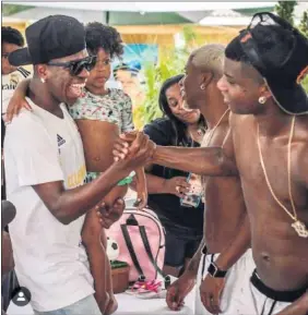  ??  ?? FELIZ EN RÍO. Vinicius está disfrutand­o de sus días de vacaciones navideñas en Río. Hoy participar­á en un partido amistoso en Maracanã.