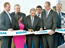  ??  ?? Medina cortó la cinta en la empresa Ecolab.