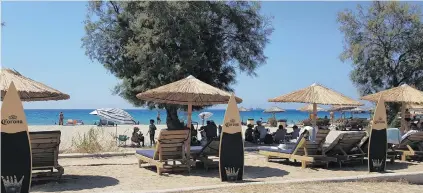  ?? SPRINGER REISEN ?? Zwischen Tamarisken – der beliebte Parasporos-Strand auf Paros